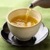急須から湯呑に注がれる阿波晩茶 山吹。低カフェインでやわらかな味わいの後発酵茶のイメージ。