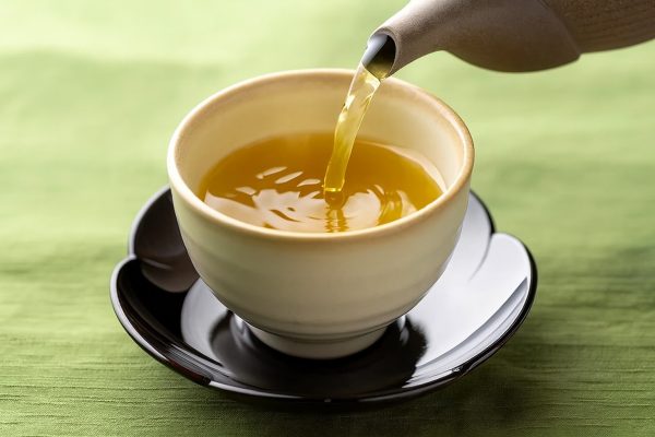 急須から湯呑に注がれる阿波晩茶 山吹。低カフェインでやわらかな味わいの後発酵茶のイメージ。