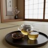 和室の畳の上で、湯呑みに注がれた阿波晩茶と、その横に置かれた未開封の枝ティーバッグ。